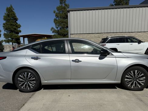 Used 2024 Nissan Altima 2.5 SV FWD image 4