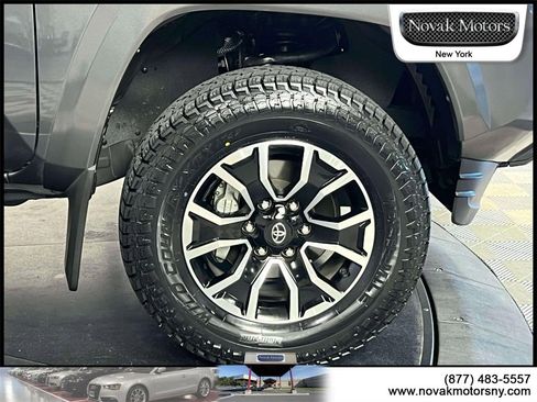 Used 2022 Toyota Tacoma TRD Sport image 9