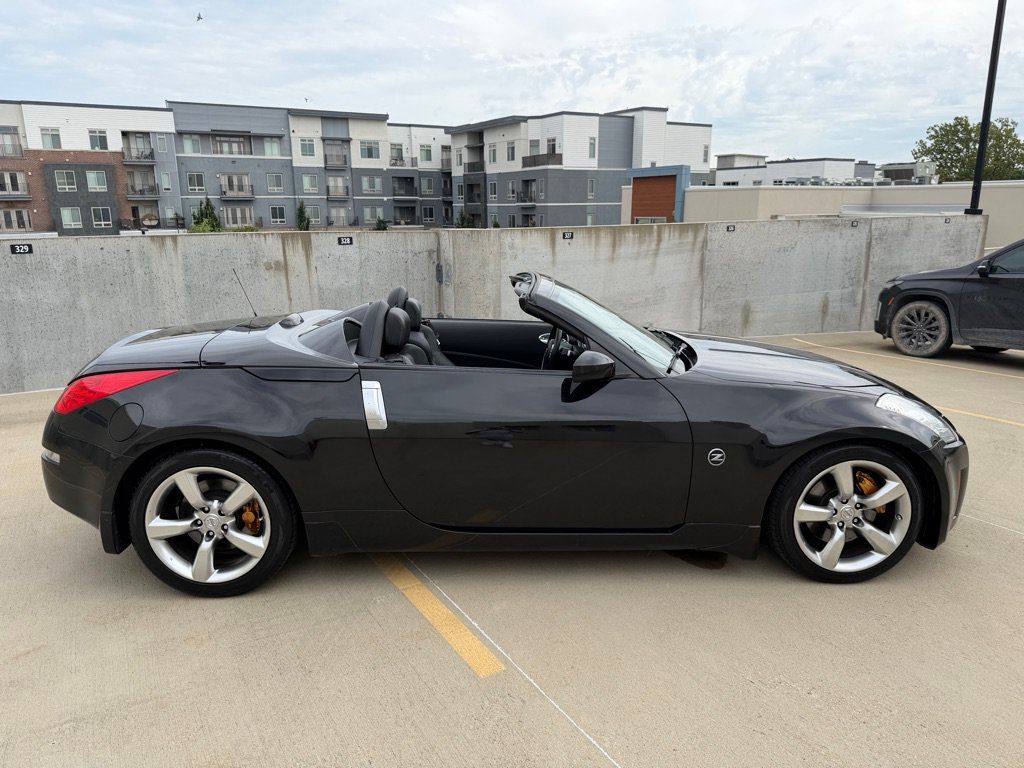Used 2006 Nissan 350Z Grand Touring RWD image 2