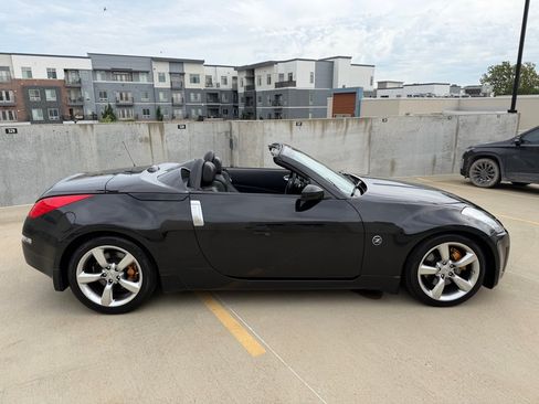 Used 2006 Nissan 350Z Grand Touring RWD image 2