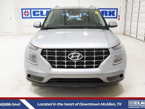 Used 2020 Hyundai Venue SEL w/ Convenience Package FWD image 2