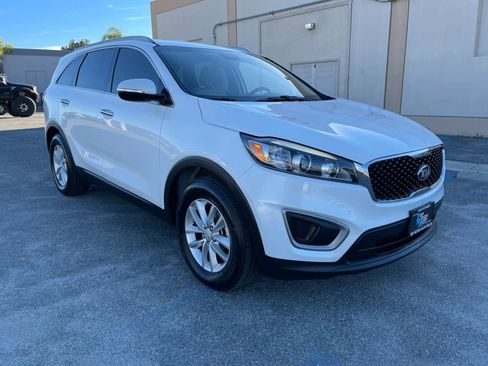 Used 2016 Kia Sorento LX w/ LX Convenience Package image 3
