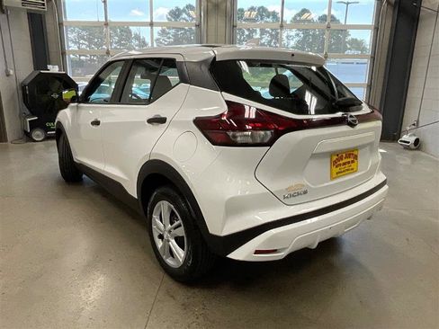 Used 2022 Nissan Kicks S image 4