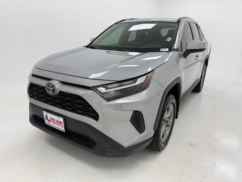 Used 2022 Toyota RAV4 XLE FWD image 4