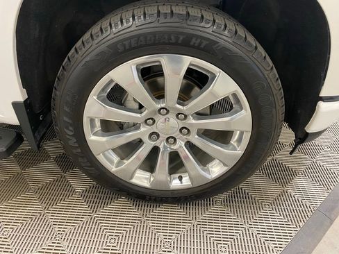 Used 2022 Chevrolet Silverado 1500 High Country w/ Technology Package image 2