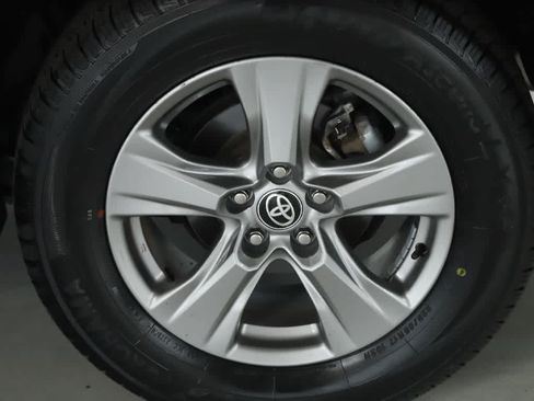 Certified 2024 Toyota RAV4 XLE AWD/4WD image 40