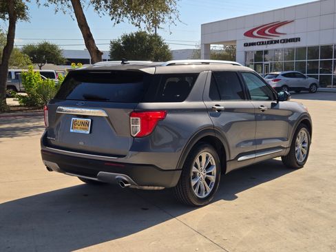 Used 2024 Ford Explorer Limited image 3