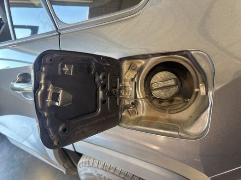 Used 2021 Toyota RAV4 LE AWD/4WD image 9