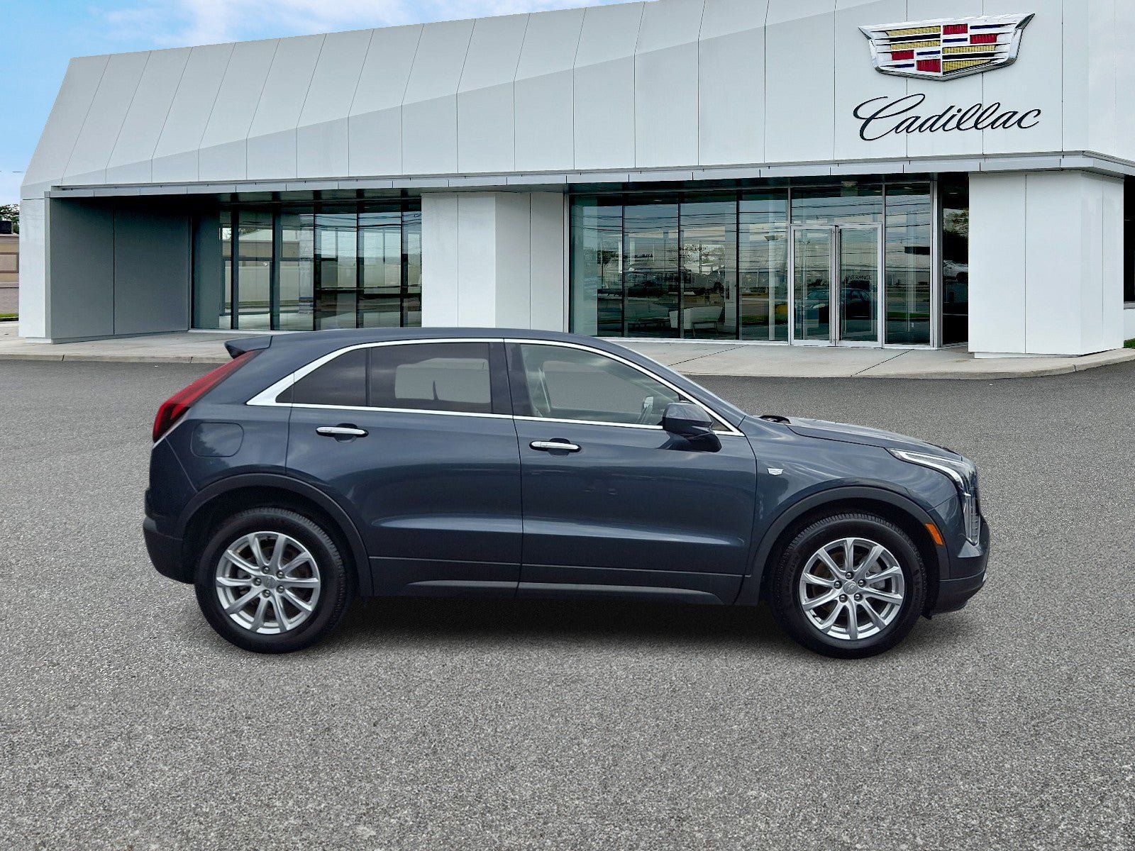 Used 2021 Cadillac XT4 Luxury w/ Cold Weather Package FWD image 7