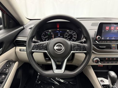 Used 2025 Nissan Altima 2.5 SV image 8