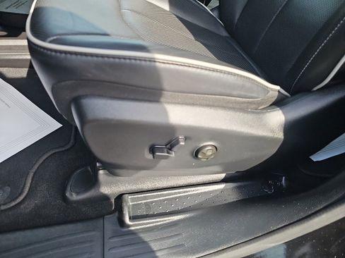 Used 2025 Chrysler Pacifica Limited image 14