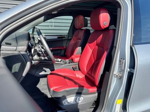 Used 2025 Porsche Macan AWD/4WD image 4