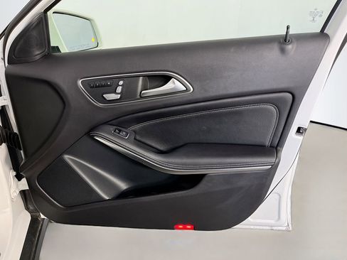 Used 2020 Mercedes-Benz GLA 250 w/ Premium Package image 33