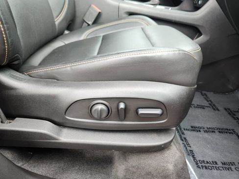 Used 2020 Chevrolet Traverse Premier w/ LPO, Black Accent Package image 18