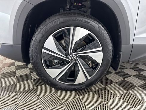 Certified 2025 Volkswagen Taos SE w/ Panoramic Sunroof Package image 10