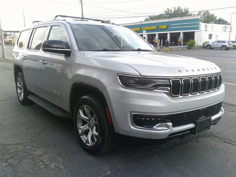 Used 2023 Jeep Wagoneer 4WD image 4