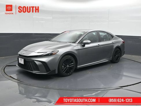 Used 2025 Toyota Camry SE FWD image 6