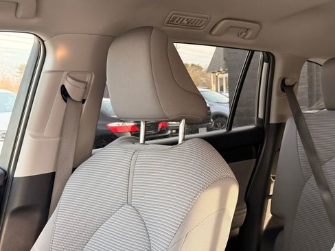 Used 2022 Toyota Highlander LE image 25