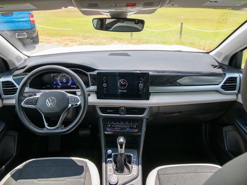 Used 2025 Volkswagen Taos SE AWD/4WD image 18