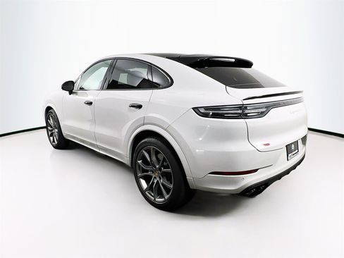 Used 2022 Porsche Cayenne Turbo image 5