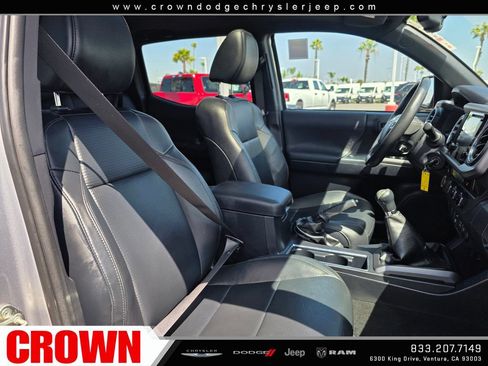 Used 2018 Toyota Tacoma TRD Sport w/ TRD Premium Sport Package AWD/4WD image 12
