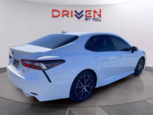 Used 2022 Toyota Camry SE image 6