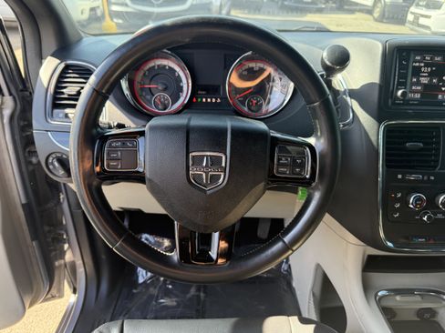 Used 2019 Dodge Grand Caravan SXT image 12