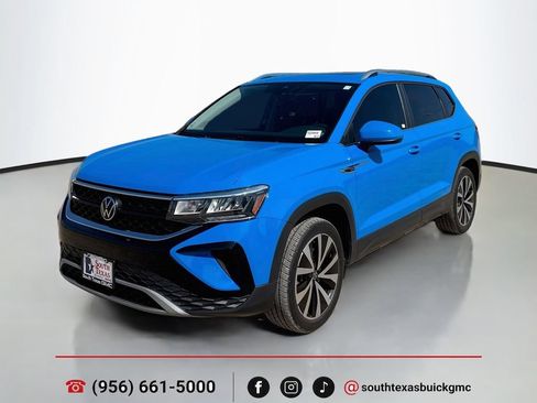Used 2023 Volkswagen Taos SE w/ Panoramic Sunroof Package FWD image 3