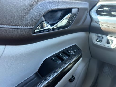 Used 2020 GMC Acadia SLT image 16