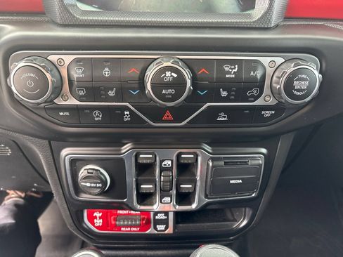 Used 2023 Jeep Gladiator Rubicon w/ Cold Weather Group AWD/4WD image 18