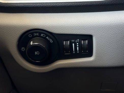 Used 2024 Chrysler Pacifica Limited FWD image 33