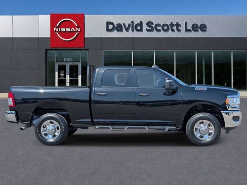 Used 2024 RAM 2500 Tradesman w/ Chrome Appearance Group AWD/4WD image 6
