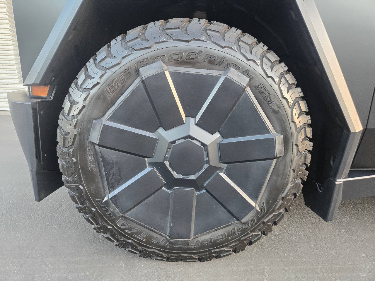 Used 2024 Tesla Cybertruck AWD Crew Cab image 18