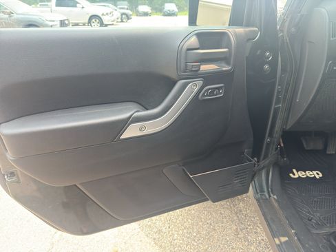 Used 2011 Jeep Wrangler Unlimited Rubicon w/ Connectivity Group AWD/4WD image 26