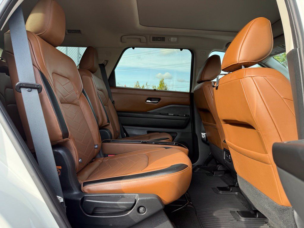 Used 2022 Nissan Pathfinder Platinum AWD/4WD image 17
