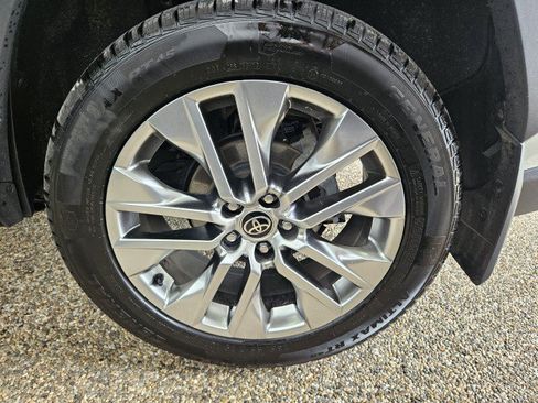 Used 2021 Toyota RAV4 XLE Premium AWD/4WD image 33