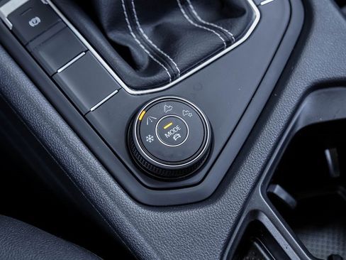 Used 2022 Volkswagen Taos SE image 34