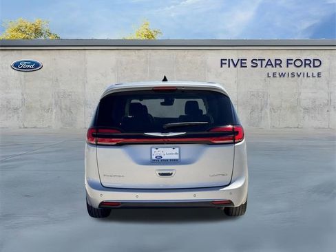 Used 2024 Chrysler Pacifica Limited FWD image 5