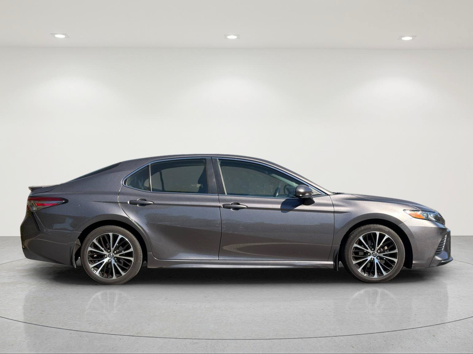 Used 2018 Toyota Camry SE w/ Moonroof Package FWD image 5