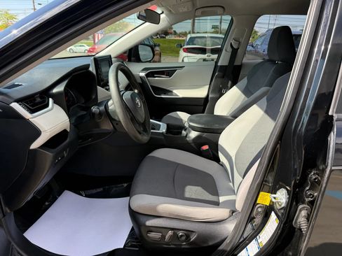 Used 2021 Toyota RAV4 XLE AWD/4WD image 18