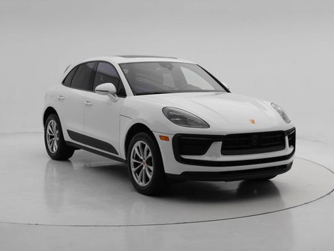 Certified 2024 Porsche Macan image 6