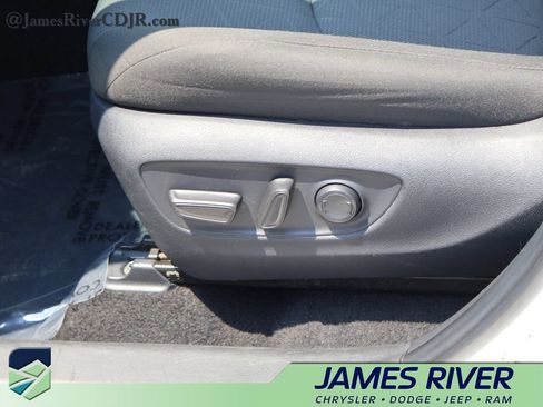 Used 2025 Toyota RAV4 XLE AWD/4WD image 22