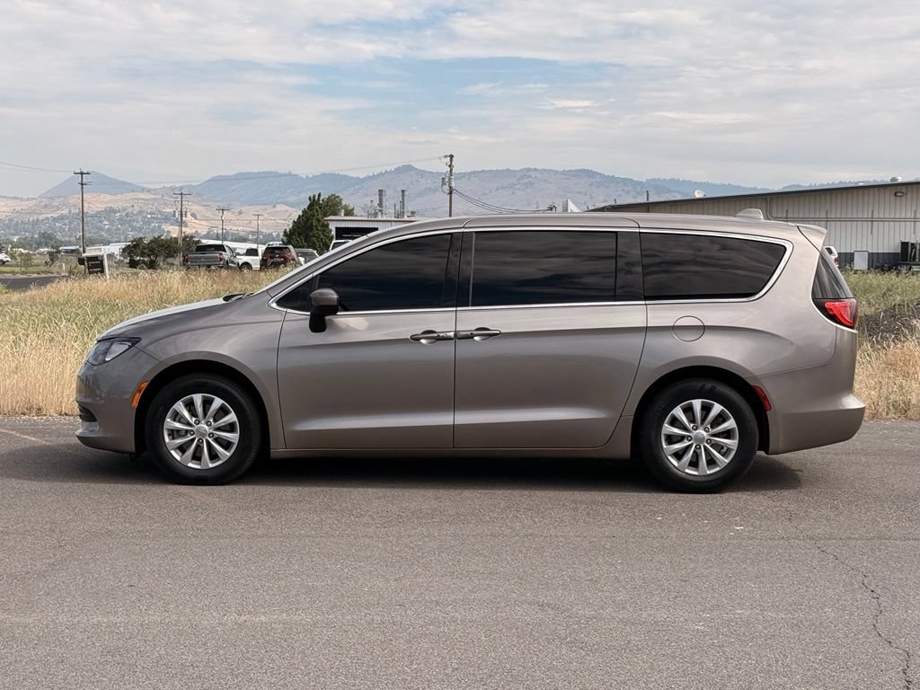 Used 2017 Chrysler Pacifica Touring w/ Tire & Wheel Group FWD image 3