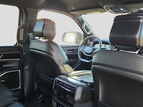 Used 2024 Jeep Wagoneer Series II w/ Flexible Seating Group AWD/4WD image 16