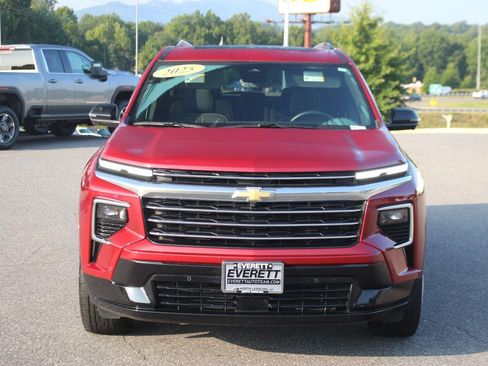 Used 2025 Chevrolet Traverse High Country AWD/4WD image 2