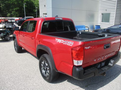 Used 2018 Toyota Tacoma TRD Off-Road AWD/4WD image 6