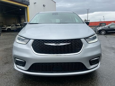 Used 2024 Chrysler Pacifica Touring-L FWD image 29