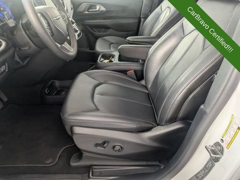 Used 2025 Chrysler Pacifica Select FWD image 13