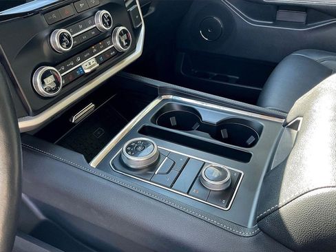 Used 2024 Ford Expedition XLT image 28