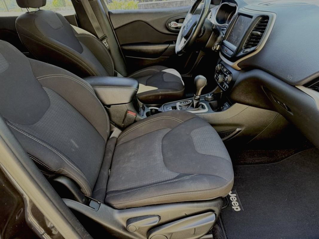 Used 2015 Jeep Cherokee Latitude w/ Cold Weather Group AWD/4WD image 39